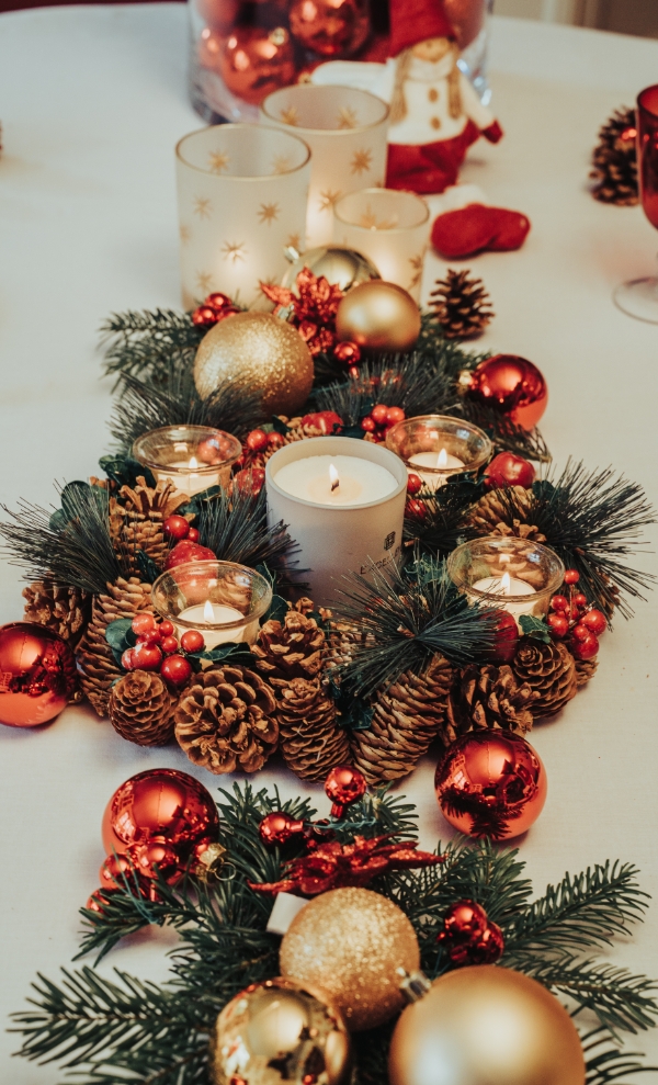 Kerstdecoratie met kaarsen en ornamenten